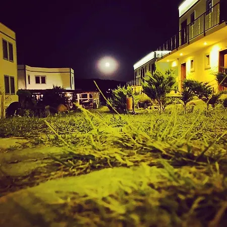 Hotel Sukha & *