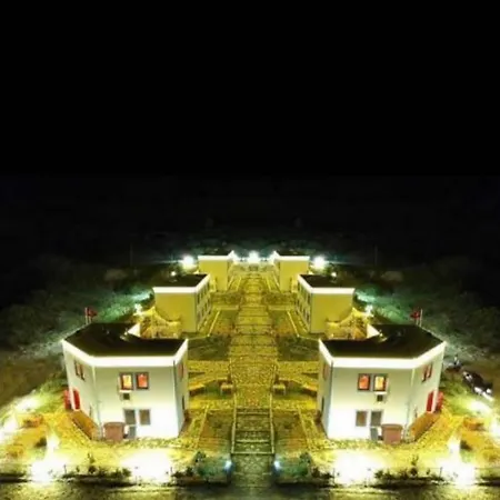 Hotel Sukha & *
